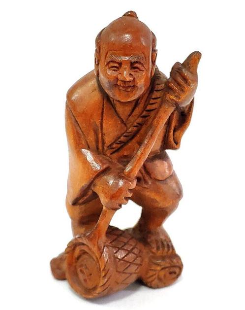 Boxwood Netsuke van een visser met schepnet Japan, Antiek en Kunst, Kunst | Niet-Westerse kunst, Ophalen of Verzenden