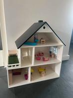 Houten poppenhuis met meubels, Kinderen en Baby's, Speelgoed | Poppenhuizen, Ophalen of Verzenden, Zo goed als nieuw, Poppenhuis