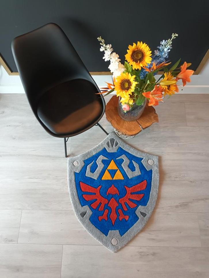 Hylian shield zelda tapijt, Huis en Inrichting, Stoffering | Tapijten en Kleden, Nieuw, 50 tot 100 cm, 50 tot 100 cm, Overige vormen