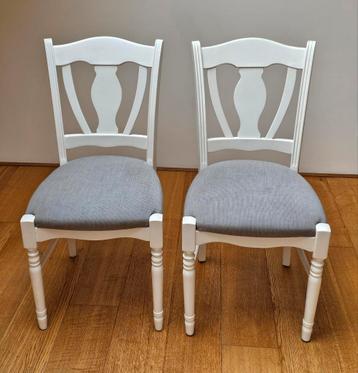 2 eetkamerstoelen. Zien goed uit. beschikbaar voor biedingen