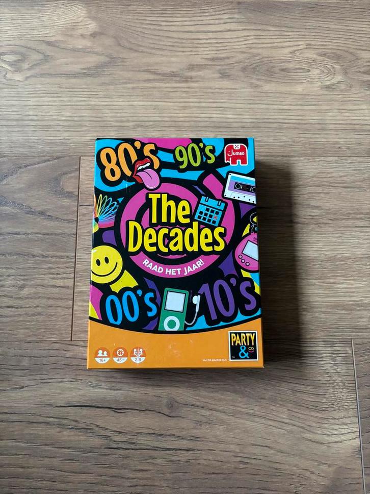 SPEL | THE DECADES, Hobby en Vrije tijd, Gezelschapsspellen | Bordspellen, Gebruikt, Drie of vier spelers, Ophalen of Verzenden
