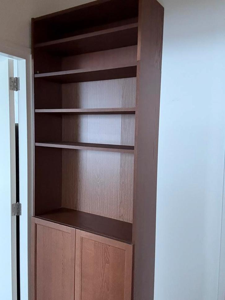 Billy boekenkast met deuren en verhogingsdeel, Huis en Inrichting, Kasten | Boekenkasten, Zo goed als nieuw, 50 tot 100 cm, 200 cm of meer