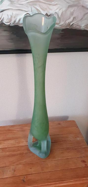 Mooie groene glazen vaas.  beschikbaar voor biedingen