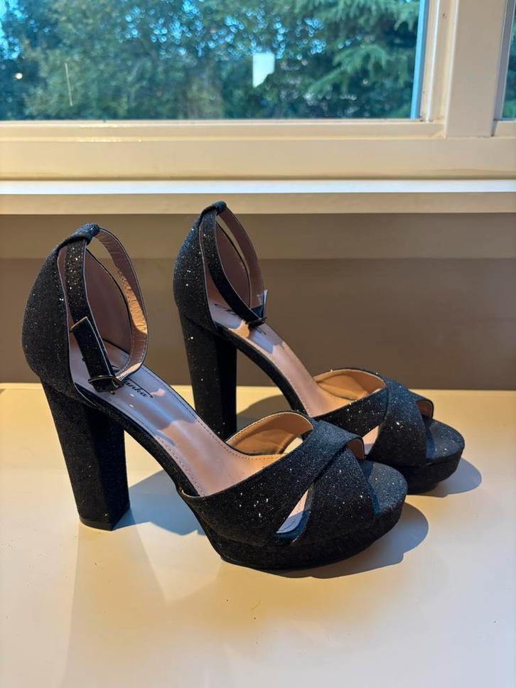 Zwarte glitter hakken, Kleding | Dames, Schoenen, Zo goed als nieuw, Zwart, Ophalen of Verzenden