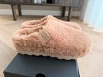 UGG M Fluff Off Herenpantoffels – Nieuw, maat 42 1135251, Slippers, Bruin, Nieuw, Ophalen of Verzenden