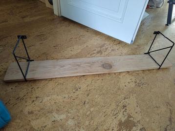 Houten wandplank met metalen dragers beschikbaar voor biedingen