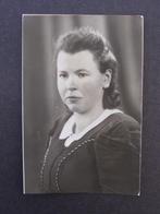 Portret foto MODERN, Utrecht: Jonge vrouw ca. 1945, Verzamelen, Foto's en Prenten, Ophalen of Verzenden, 1940 tot 1960, Gebruikt