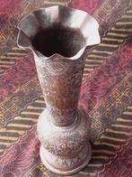 Mooi antiek bewerkt koper vaasje uit India 21,8 cm., Antiek en Kunst, Ophalen of Verzenden