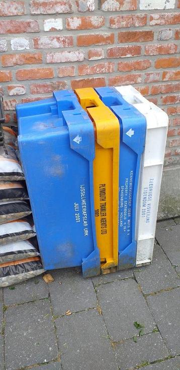 Set 4 grote kunststof / plastic viskratten/ kratten / bakken beschikbaar voor biedingen