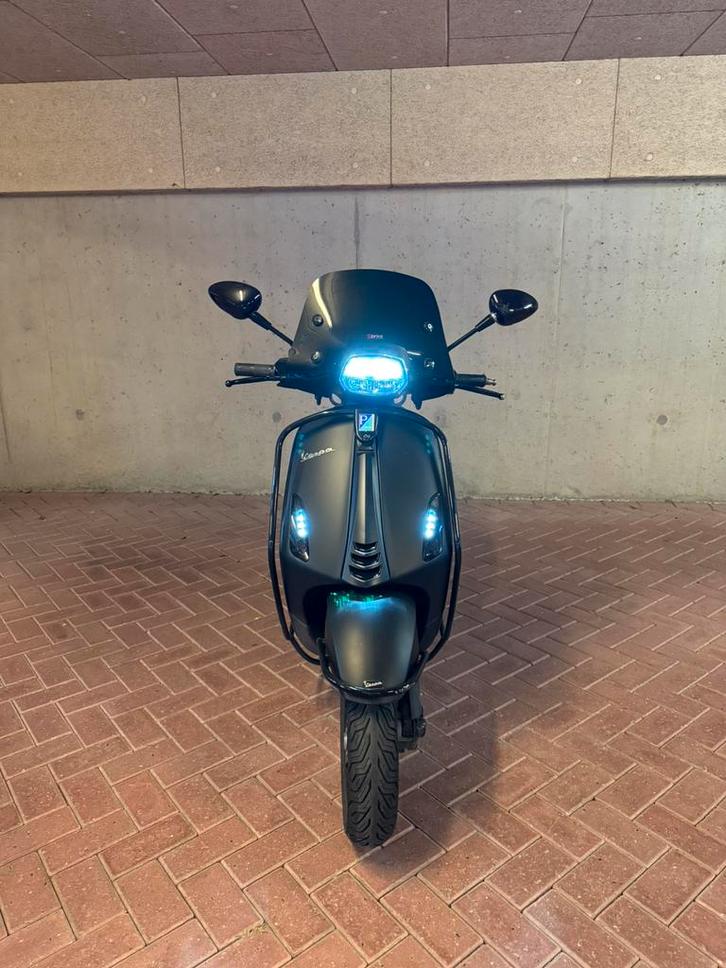 Vespa sprint notte zwart mat, Fietsen en Brommers, Scooters | Vespa, Zo goed als nieuw, Overige modellen, Maximaal 45 km/u, Benzine