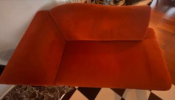Prachtige antieke chaise longue van ribstof beschikbaar voor biedingen