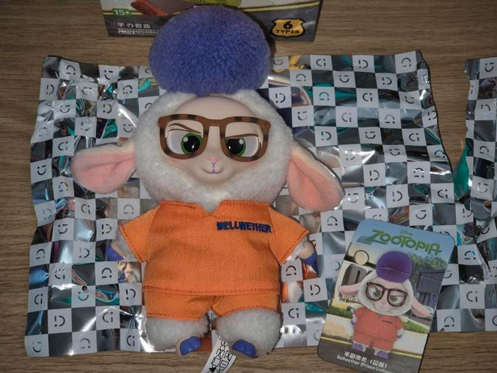 Disney Miniso Zootopia Zootropolis Bellwether tas hanger, Verzamelen, Disney, Zo goed als nieuw, Beeldje of Figuurtje, Overige figuren