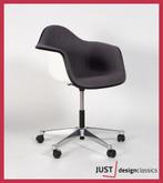 Vitra Eames Plastic Arm Chair PACC Bruin (voorraad:10), Zo goed als nieuw