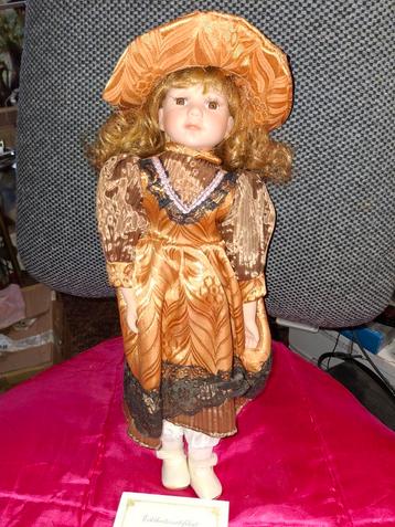 Antieke Porseleinen Pop met Certificaat beschikbaar voor biedingen