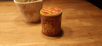 Nostalgisch blikje van houten cacao beschikbaar voor biedingen
