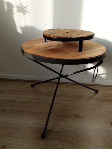 2 Stoere bijzettafel beschikbaar voor biedingen