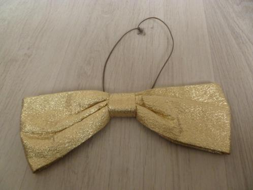 Goudkleurige vlinderstrik. Mooie stof. (maar 1 x gedragen.), Kleding | Heren, Stropdassen, Nieuw, Overige kleuren, Ophalen of Verzenden