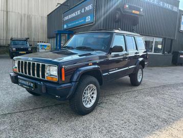 Geweldige jeep cherokee in chique blauw gehuld. beschikbaar voor biedingen