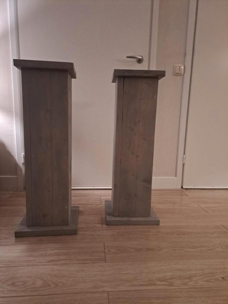 Twee houten sokkels / plantenstandaards, Huis en Inrichting, Woonaccessoires | Zuilen en Pilaren, Zo goed als nieuw, Ophalen