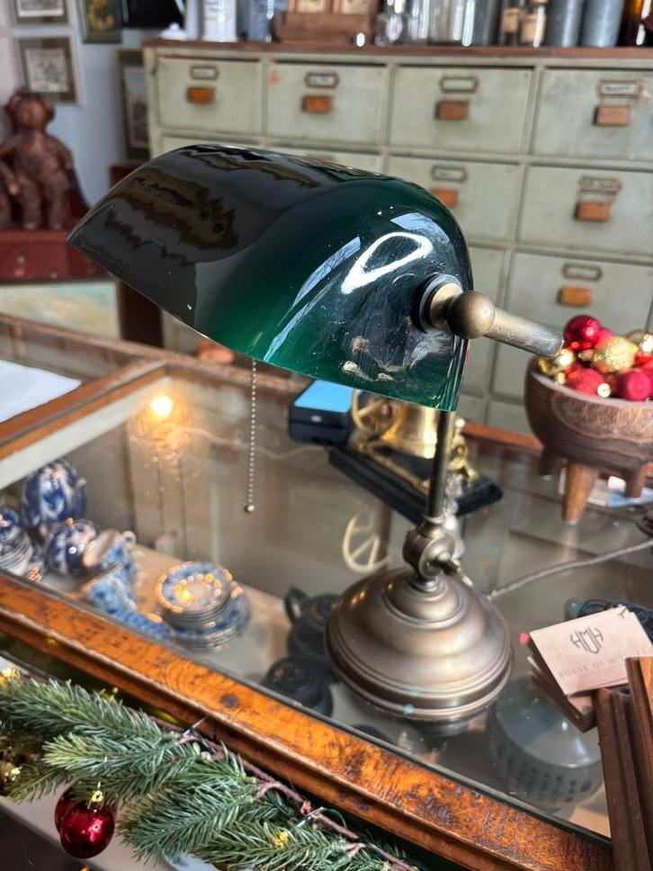 Notarislamp met groen glazen kap en messing voet., Antiek en Kunst, Antiek | Lampen, Ophalen of Verzenden
