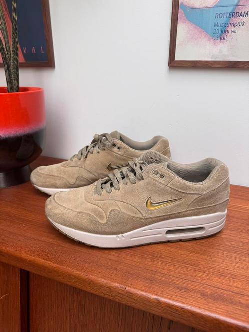 Nike Air Max 1 Jewel ‘Neutral Olive’, Kleding | Heren, Schoenen, Zo goed als nieuw, Overige kleuren, Ophalen of Verzenden