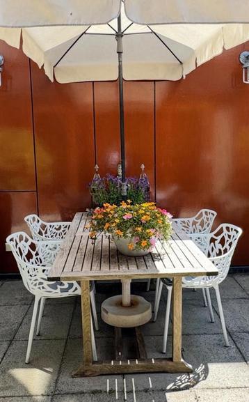 Teakhouten tuintafel met parasol-gat beschikbaar voor biedingen