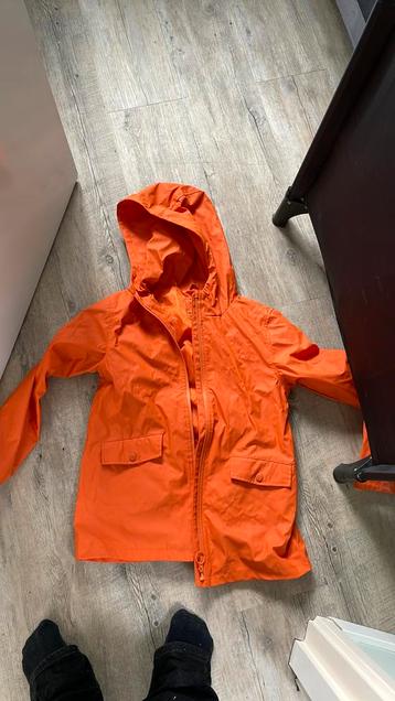 Regenjas oranje beschikbaar voor biedingen