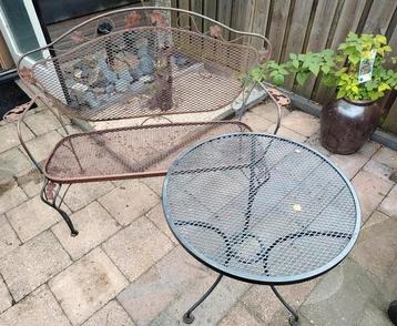 Vintage tuinbank en tafel beschikbaar voor biedingen