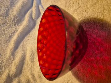 Rode glazen kom  beschikbaar voor biedingen