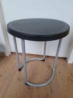 Krukje/bijzettafeltje zwart/grijs plastic, Huis en Inrichting, Krukjes, Ophalen, Gebruikt