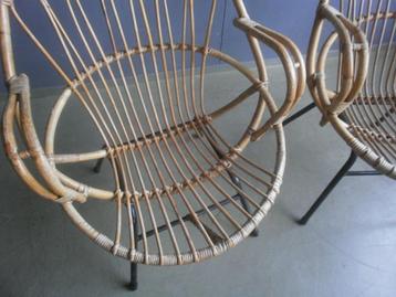 Stoel; club, kuipstoel, 2 rotan stoelen,. armleuningen en bu