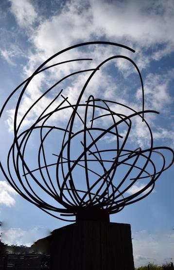 Basic kunstwerken op hardhouten sokkel beschikbaar voor biedingen