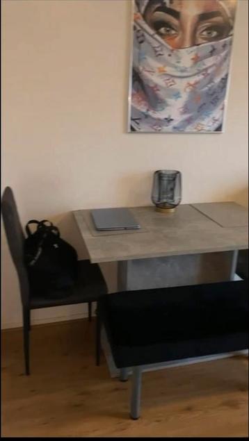 Beton look tafel met 2 stoelen