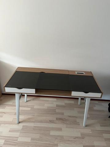 Bureau met kabeldoorvoer en 2 laadblokken  beschikbaar voor biedingen