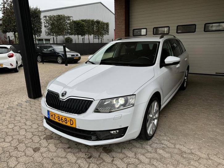 Skoda OCTAVIA Combi 1.2 TSI xenon camera keyless carplay, Auto's, Skoda, Bedrijf, Octavia, ABS, Airbags, Airconditioning, Android Auto