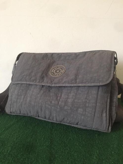 KIPLING SCHOUDERTAS, Sieraden, Tassen en Uiterlijk, Tassen | Schoudertassen, Zo goed als nieuw, Kipling, Bruin, Ophalen of Verzenden