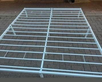 Bed frame metal white / king size 180x200 cm beschikbaar voor biedingen