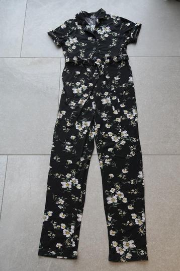 Lekker zittende jumpsuit zwart met witte bloemen Maat 36 beschikbaar voor biedingen