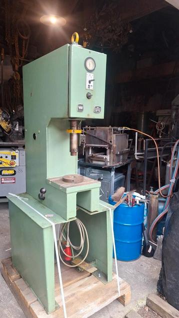 Hydraulische pers c-frame beschikbaar voor biedingen