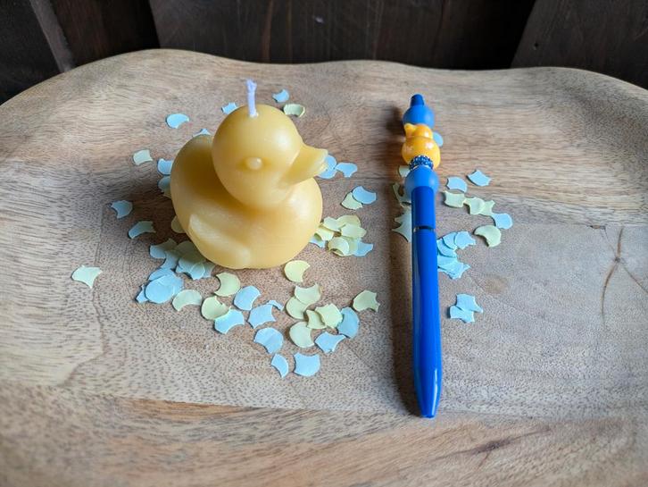 Leuke Cadeauset: Badeend Kaars & Pen, Huis en Inrichting, Woonaccessoires | Kandelaars en Kaarsen, Nieuw, Kaars, Minder dan 25 cm