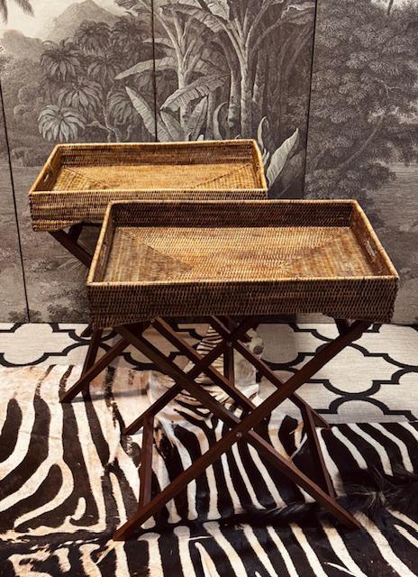 2 OPKLAPBARE ROTAN BUTLERTRAY SIDETABLE STYLE BIRMA FLAMANT, Huis en Inrichting, Tafels | Sidetables, Zo goed als nieuw, 25 tot 50 cm