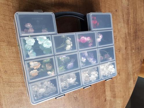 Dubbelzijdig gevulde koffer vol paperflowers, Hobby en Vrije tijd, Kaarten | Zelf maken, Nieuw, Overige typen, Natuur, Ophalen of Verzenden