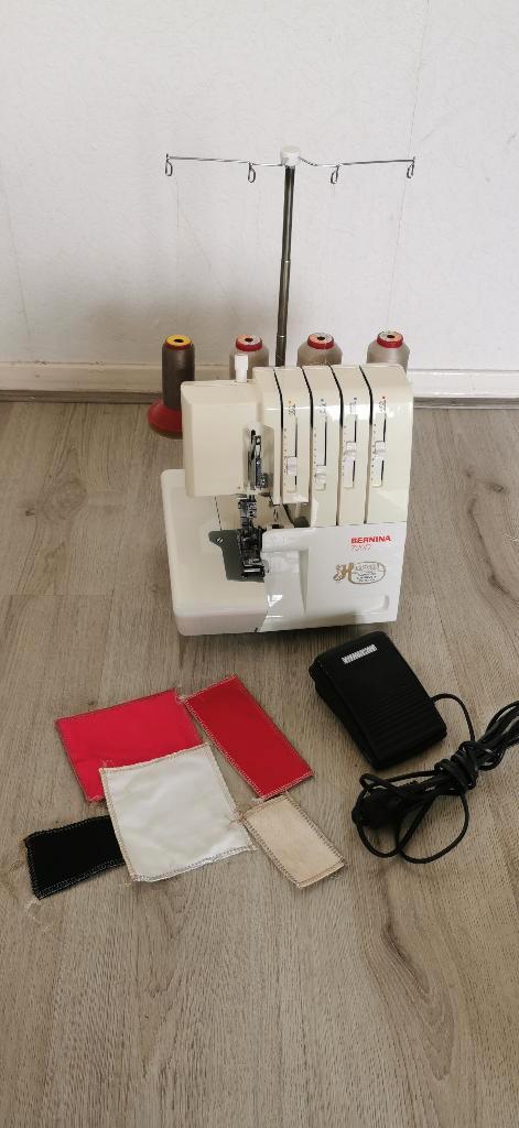 Overlockmachine Lockmachine BERNINA 700D, Hobby en Vrije tijd, Naaimachines en Toebehoren, Zo goed als nieuw, Lockmachine, Bernina