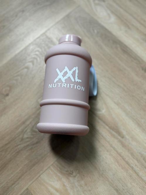 XXL Nutrition - Coated Waterjug V2 Pink (nieuw) 1,3L, Sport en Fitness, Bidons, Nieuw, Ophalen of Verzenden