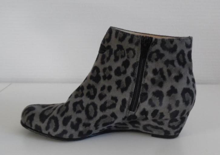Peter Kaiser panterprint veloursleren enkellaarsjes maat 37, Kleding | Dames, Schoenen, Zo goed als nieuw, Lage of Enkellaarzen