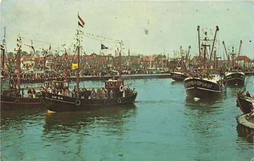 Uitvaart vlaggetjesdag Urk - volk boten - gelopen, Verzamelen, Ansichtkaarten | Nederland, Gelopen, Flevoland, 1920 tot 1940, Ophalen of Verzenden