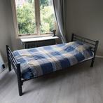 Eenvoudig metalen bedframe met lattenbodem, Huis en Inrichting, Slaapkamer | Bedden, Ophalen, 90 cm, Eenpersoons, Eenvoudig