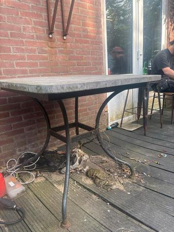Antieke Gietijzeren Tafel met Stenen Blad beschikbaar voor biedingen