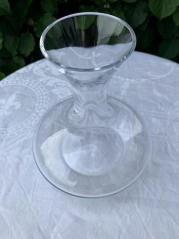 Mooi glazen decanteerkaraf beschikbaar voor biedingen