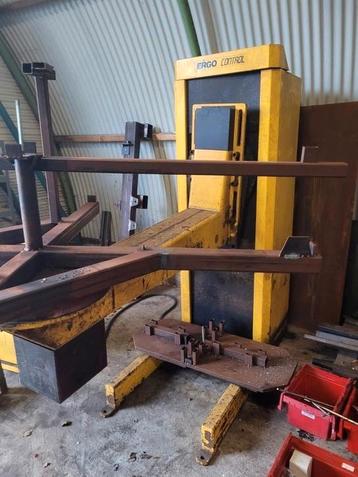 Lasrobot programmeerbaar. Lasmanipulator lastafel beschikbaar voor biedingen